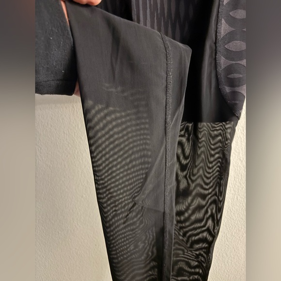 ALO Yoga Black Patterned Mesh Leggings Size XS - Picture 4 of 5